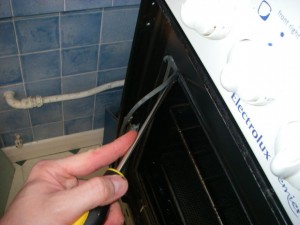 Dismantling an oven before cleaning